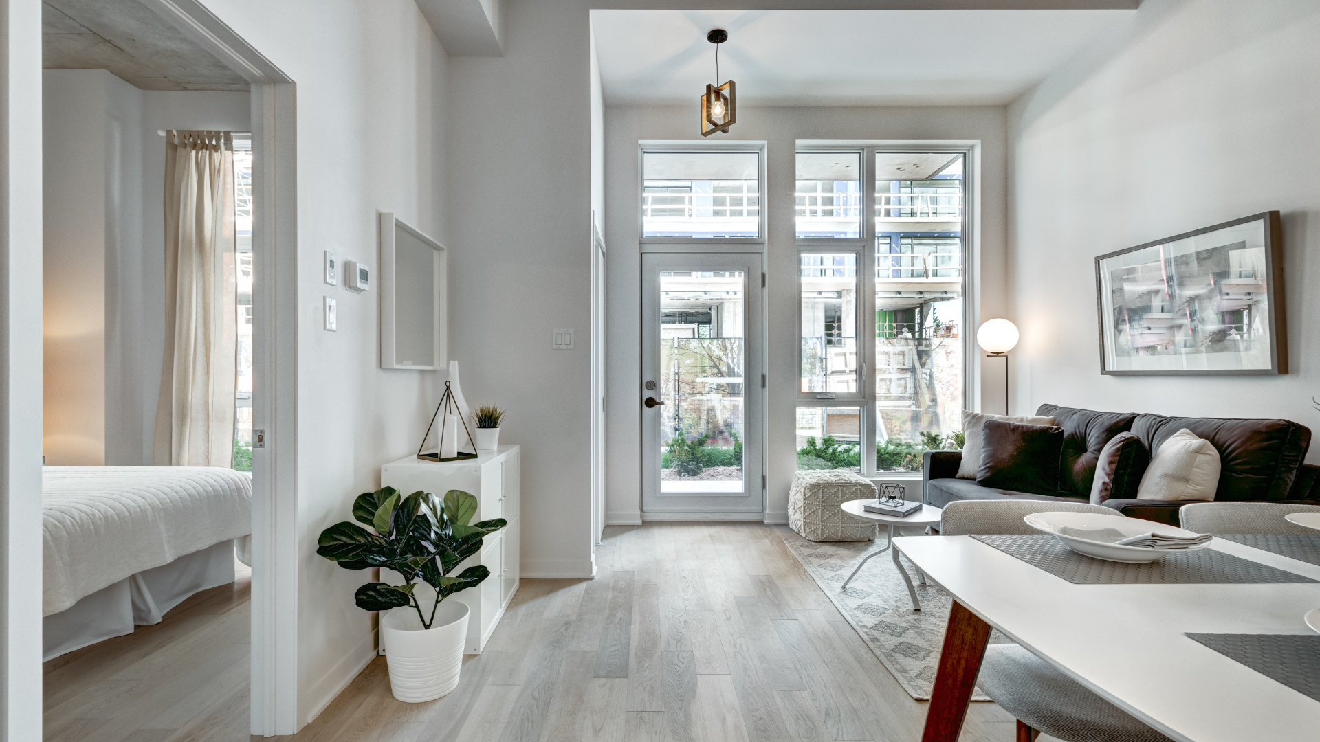 Ein Wohnzimmer mit Sofa, Tisch und Stühlen.