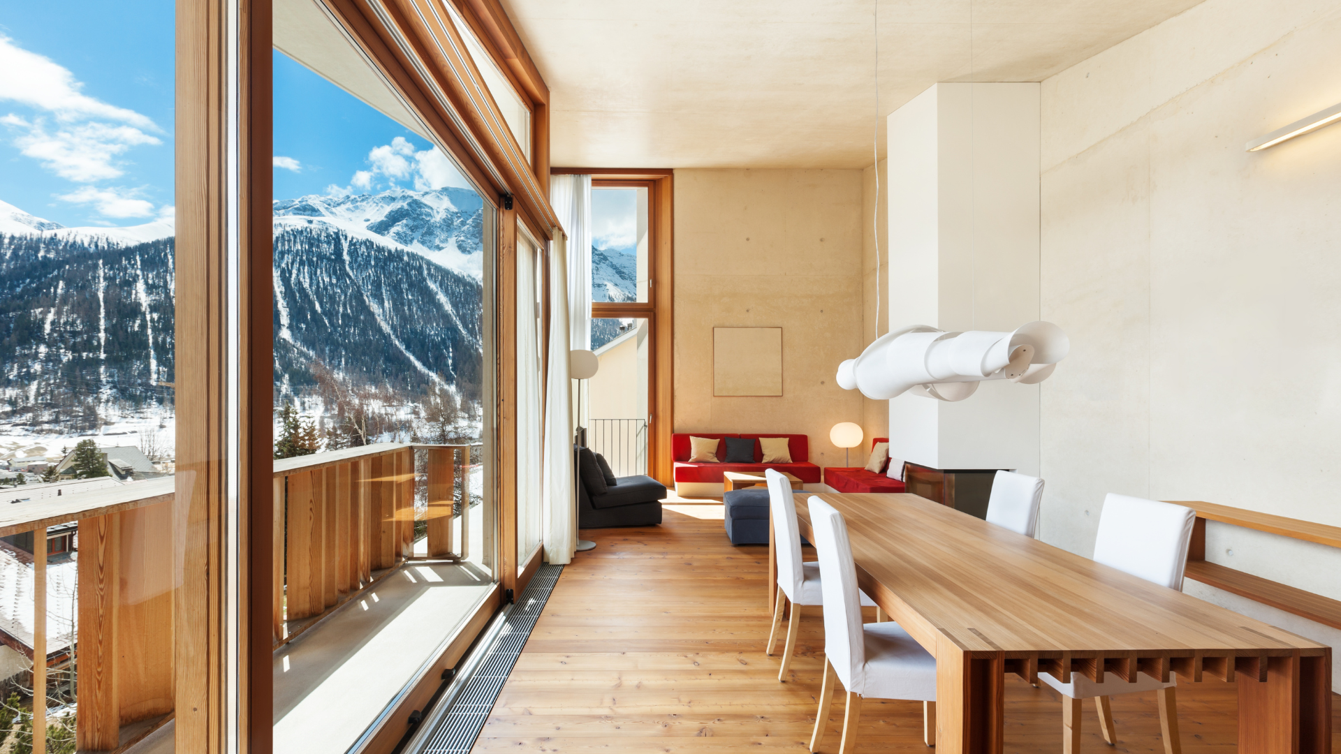 Ein Wohnzimmer mit Esstisch und Stühlen und Blick auf die Berge.