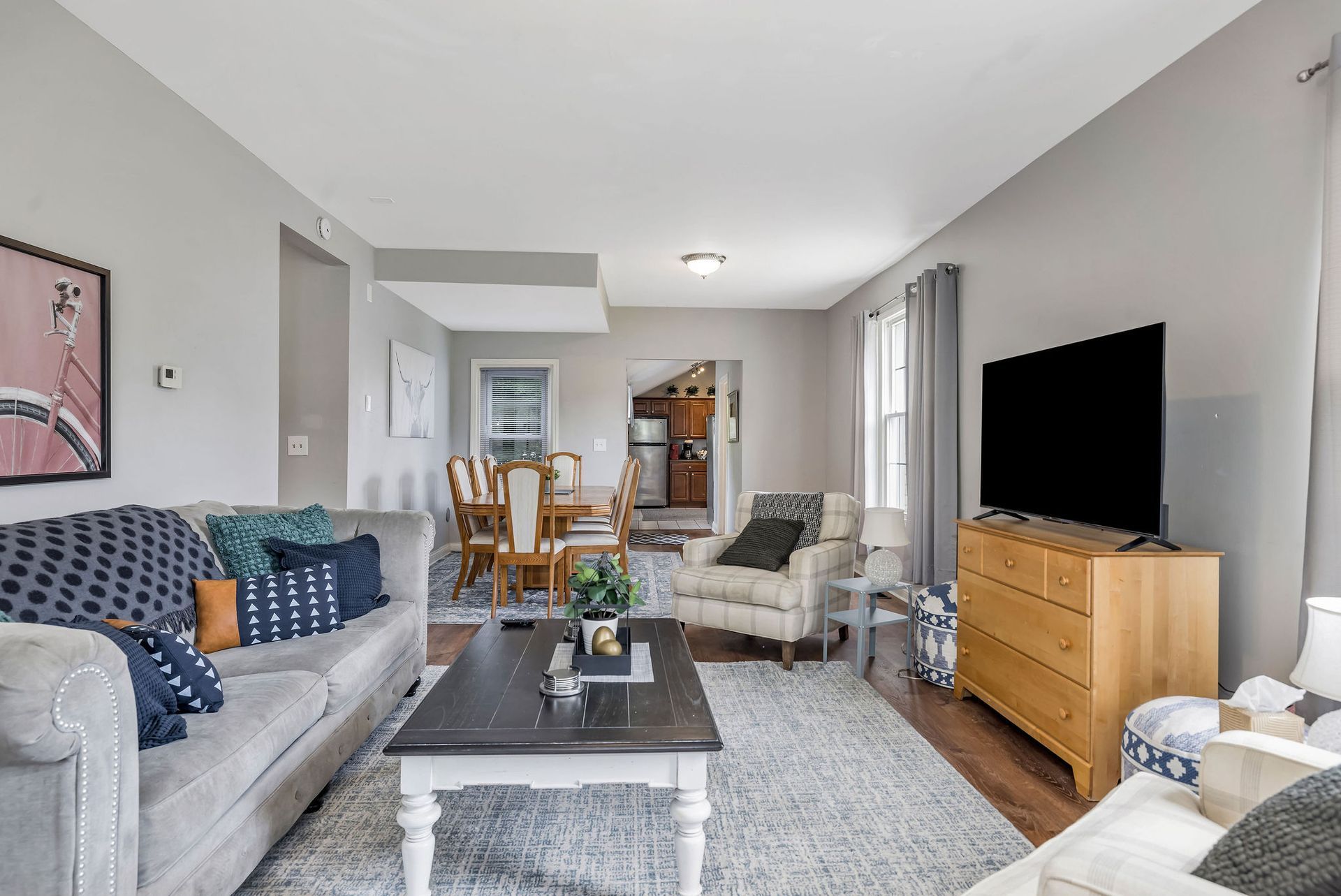 113 N Elm living room