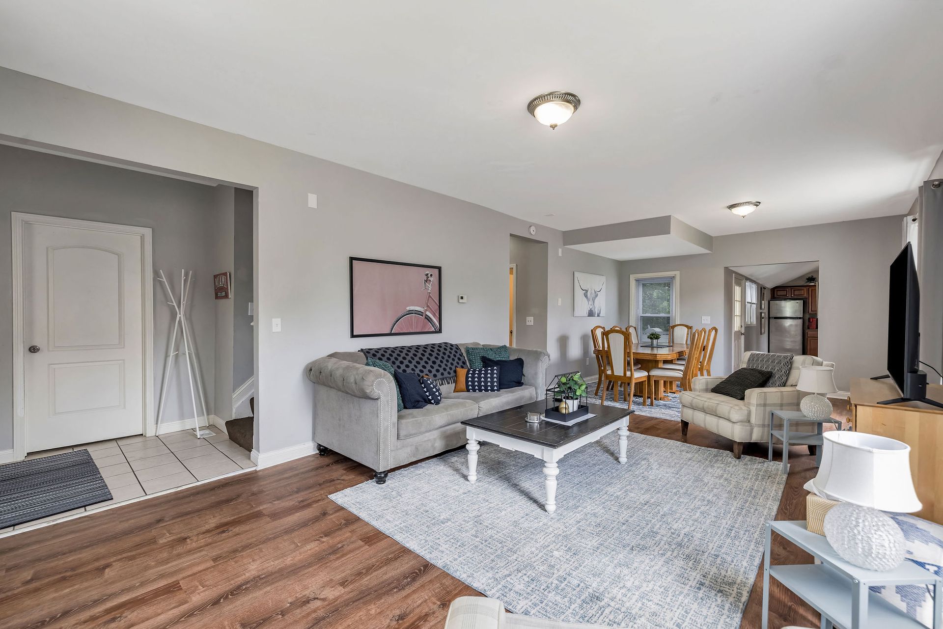 113 N Elm living room