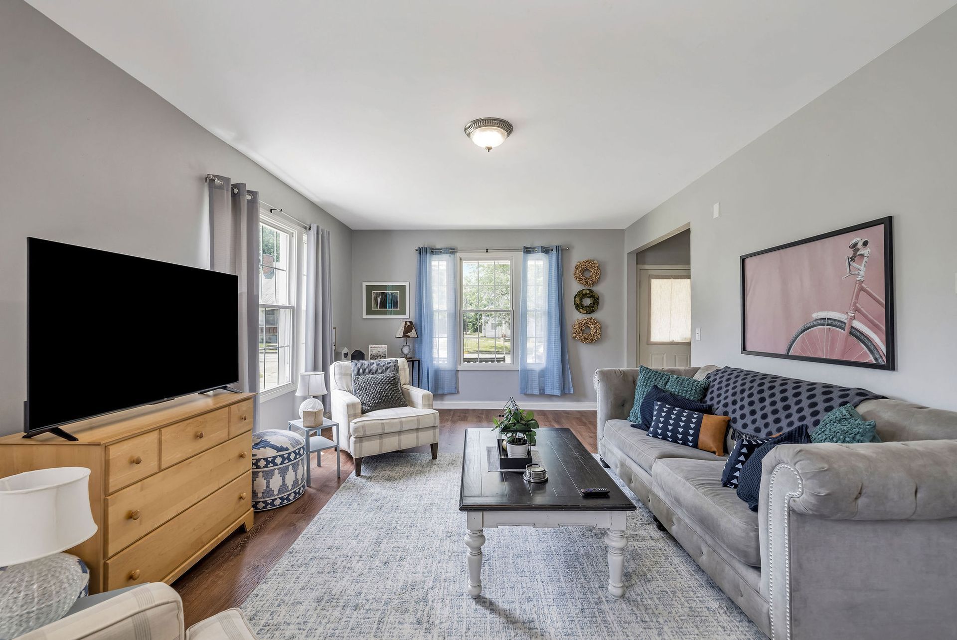 113 N Elm living room