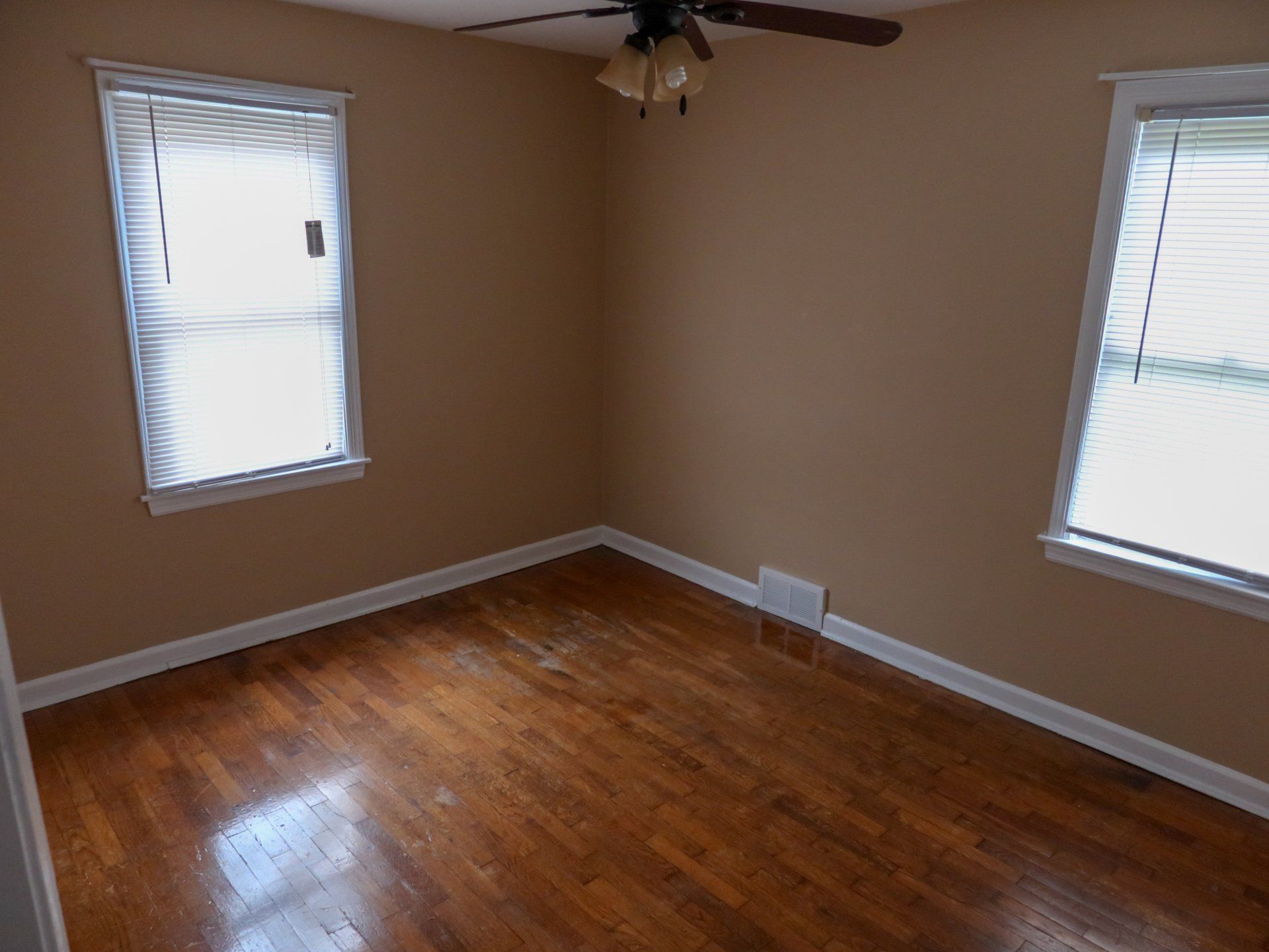 118 e chestnut street bedroom