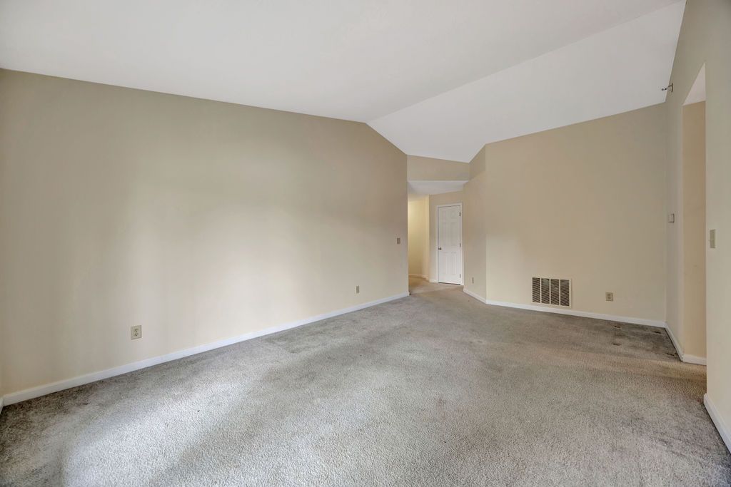 21 Indian Cove living room