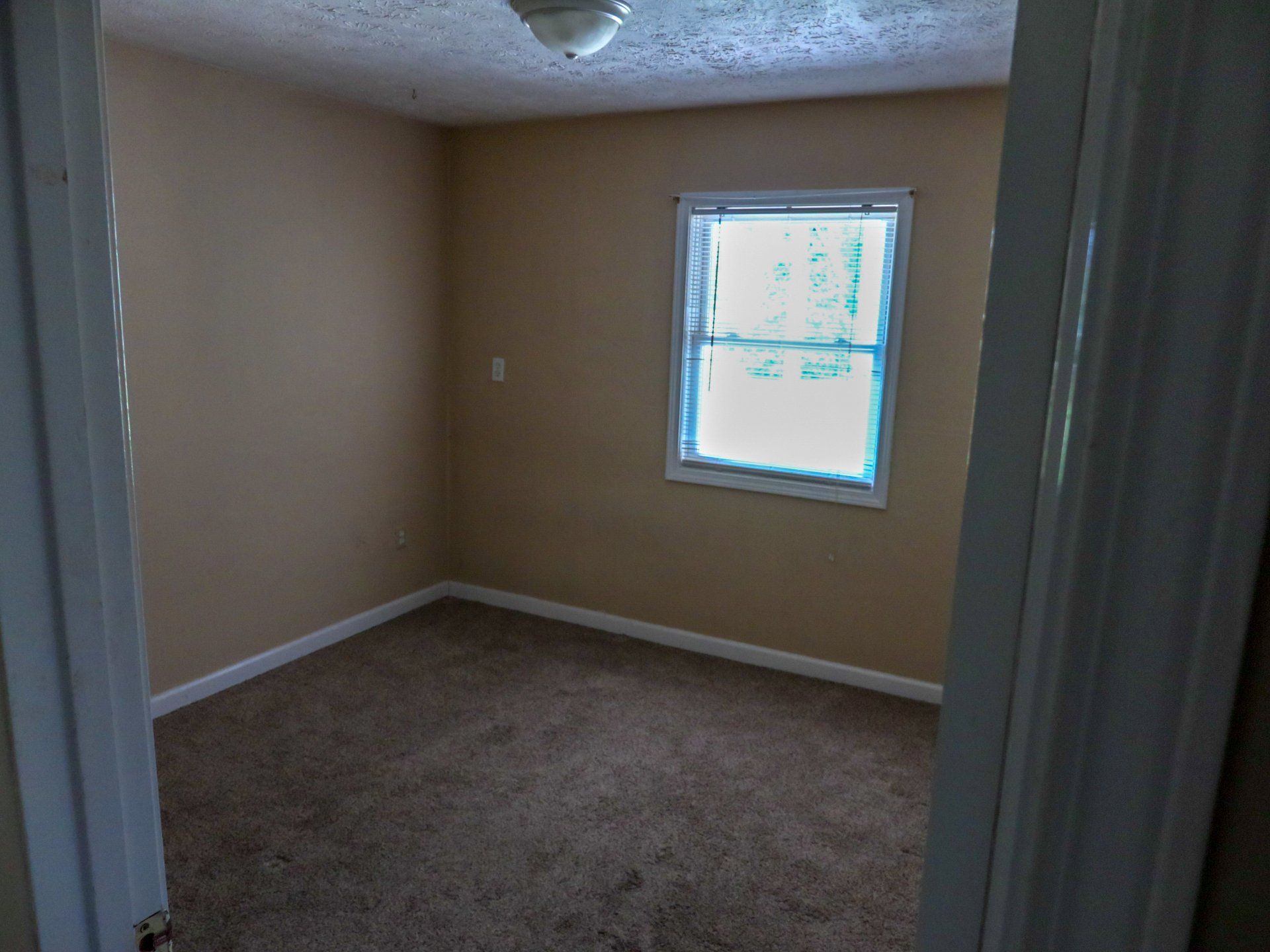 412 S Poplar bedroom