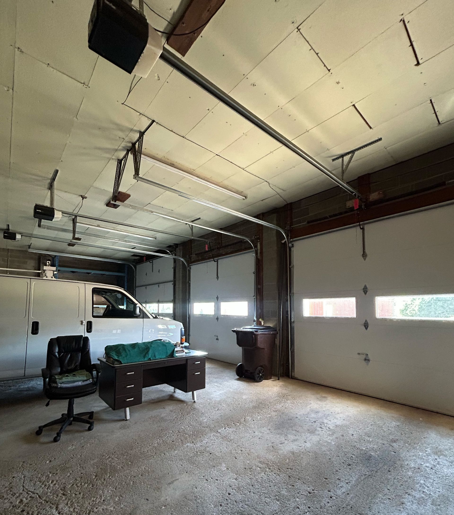 606 S Beech garage bay