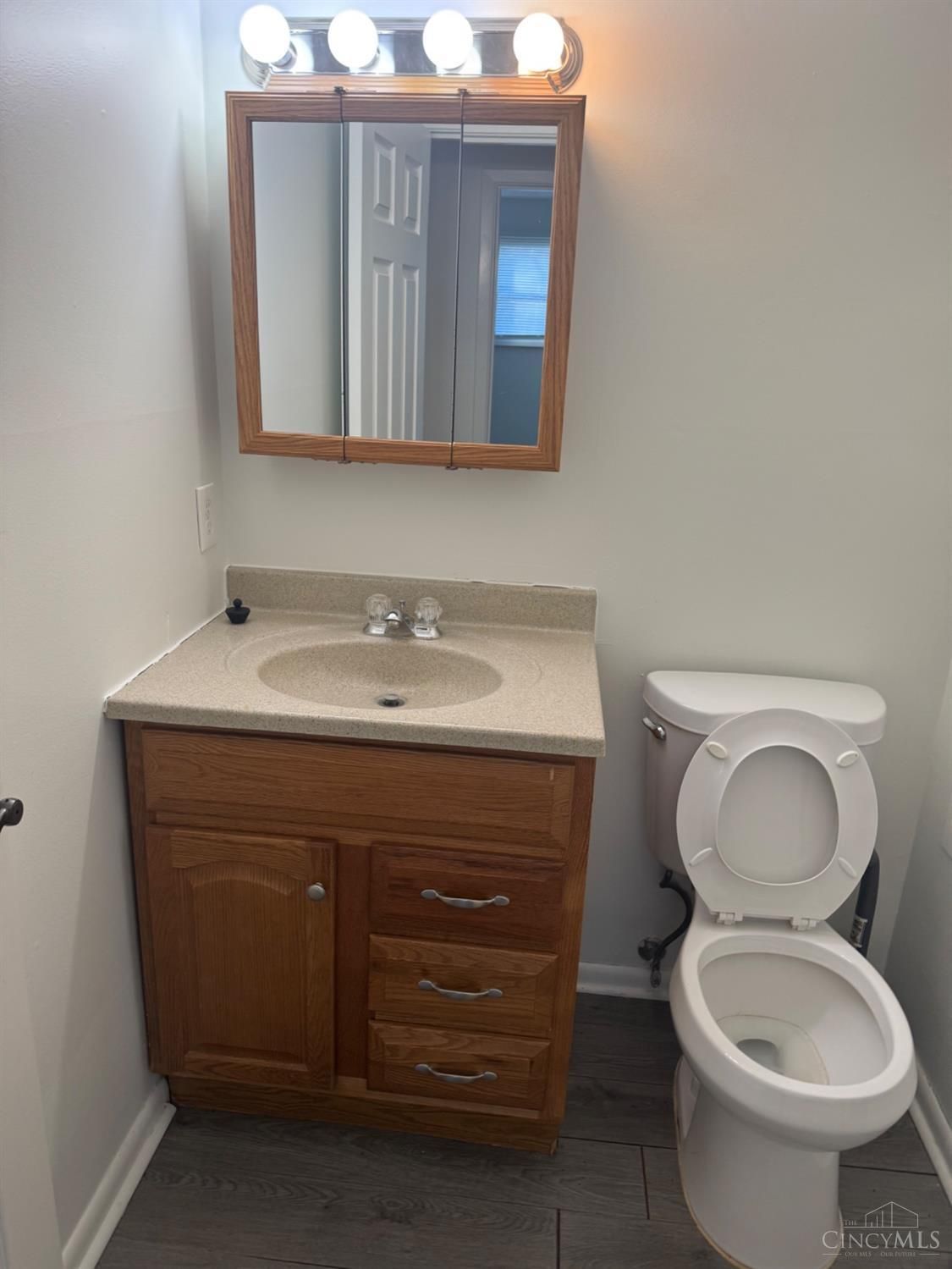 715 W Chestnut bathroom