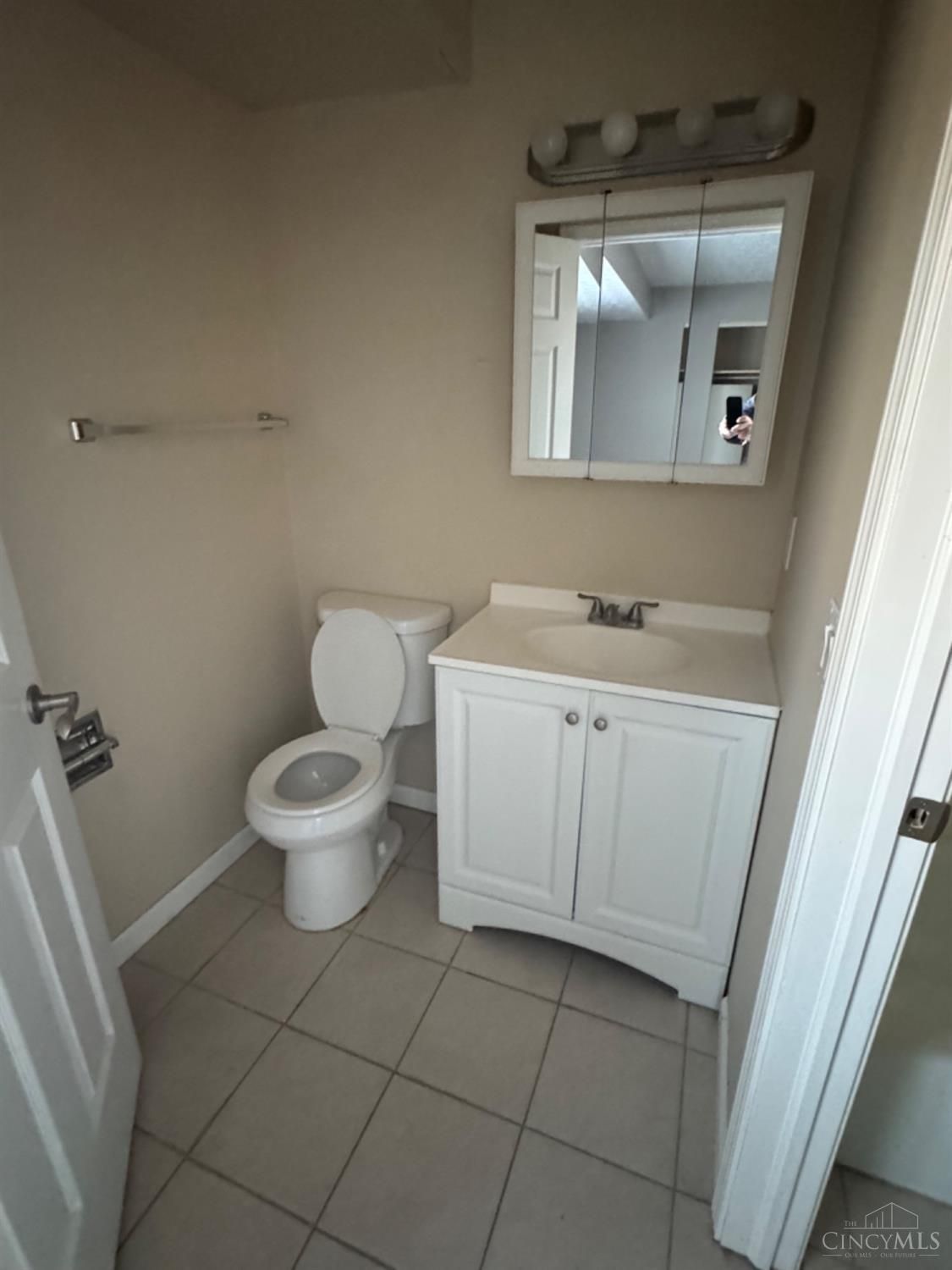 715 W Chestnut bathroom