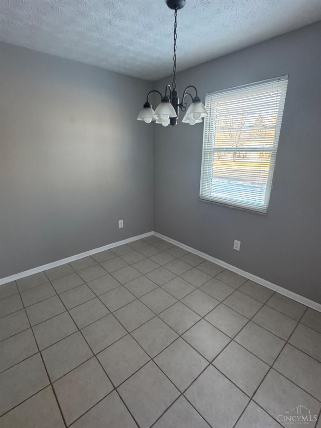 715 W Chestnut bedroom