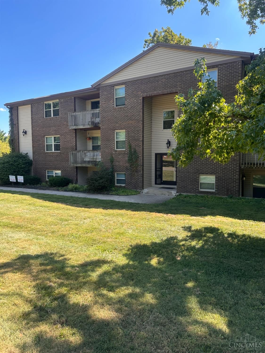 715 W Chestnut outside