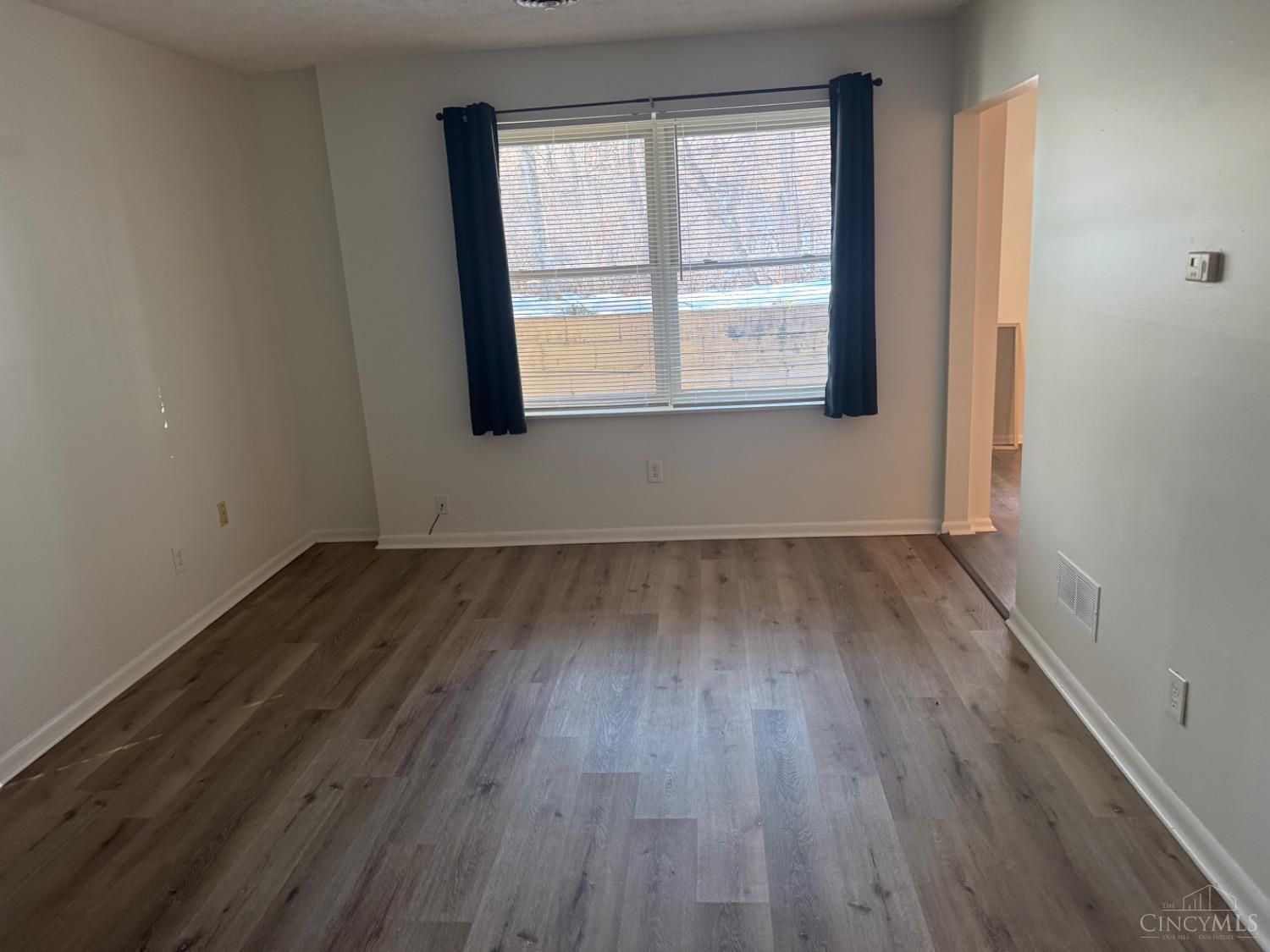 715 W Chestnut living room