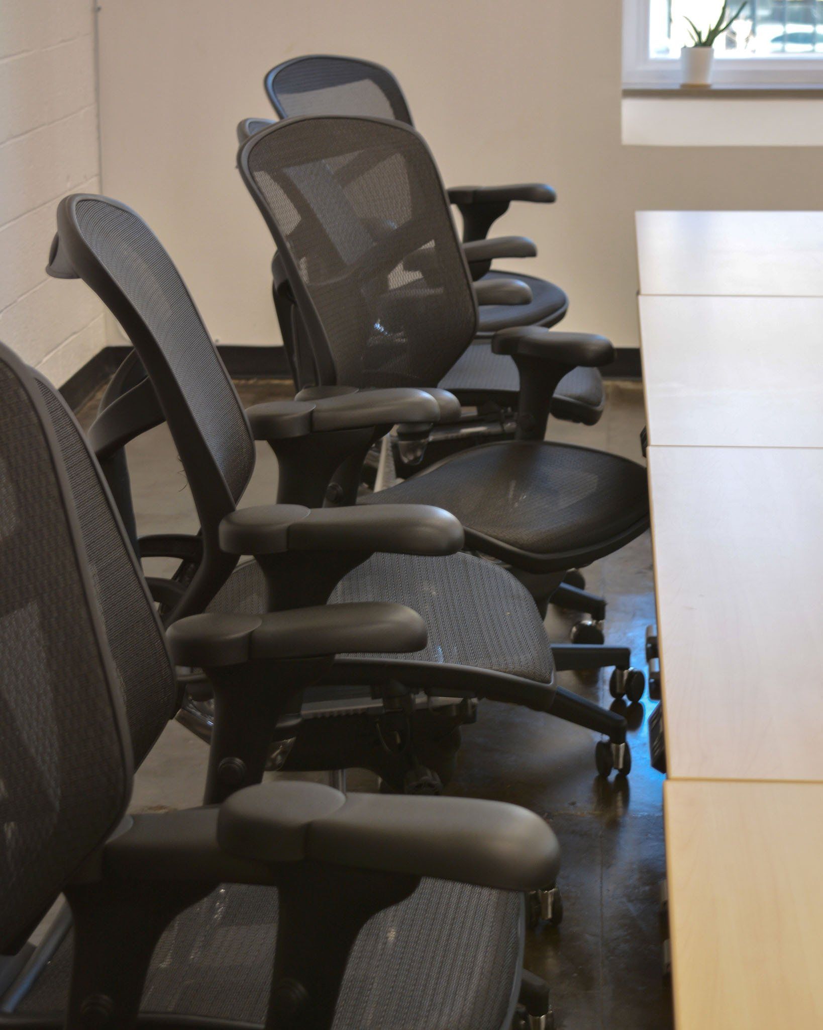 a row of office chairs are lined up in a room