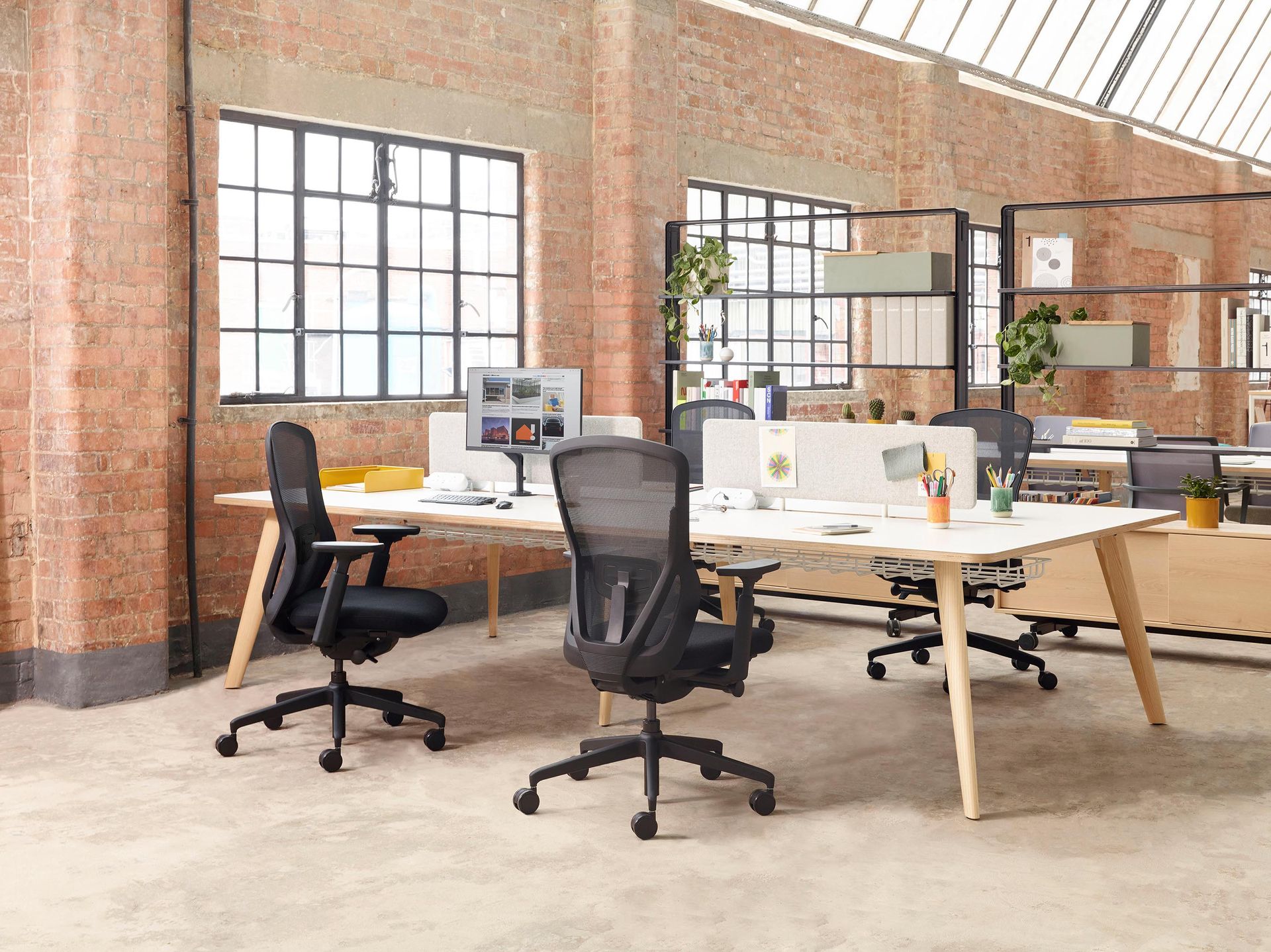 Pailo benching table with fabric dividers and 4 chairs