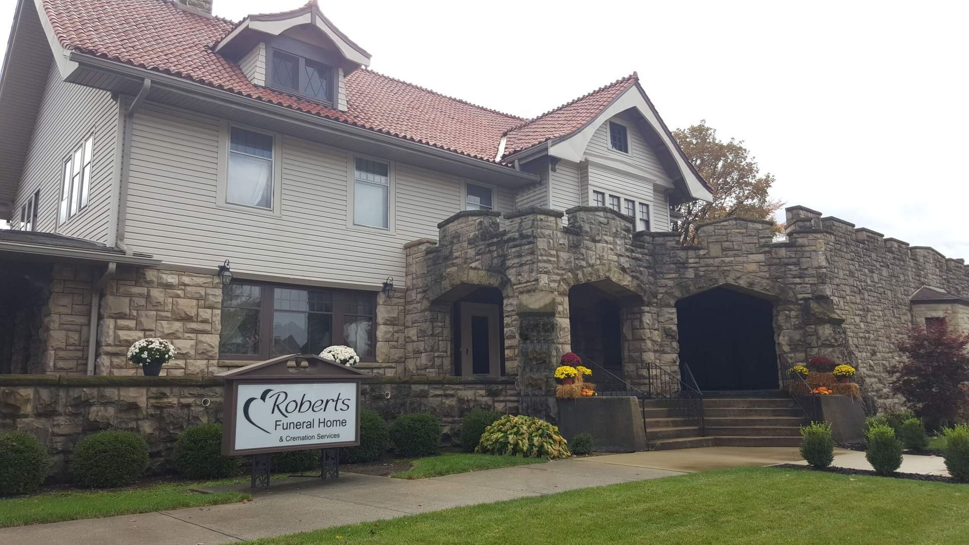 A church with a cross on the front of it