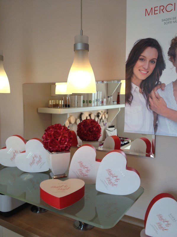 Ein Bild einer Frau und eines Mannes mit dem Wort Merci darauf