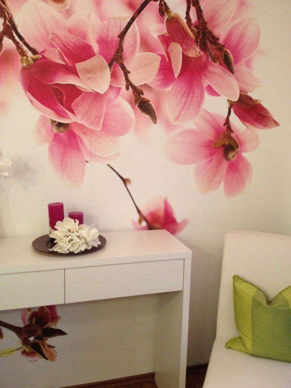 Ein Tisch mit einem Bild von rosa Blumen darauf