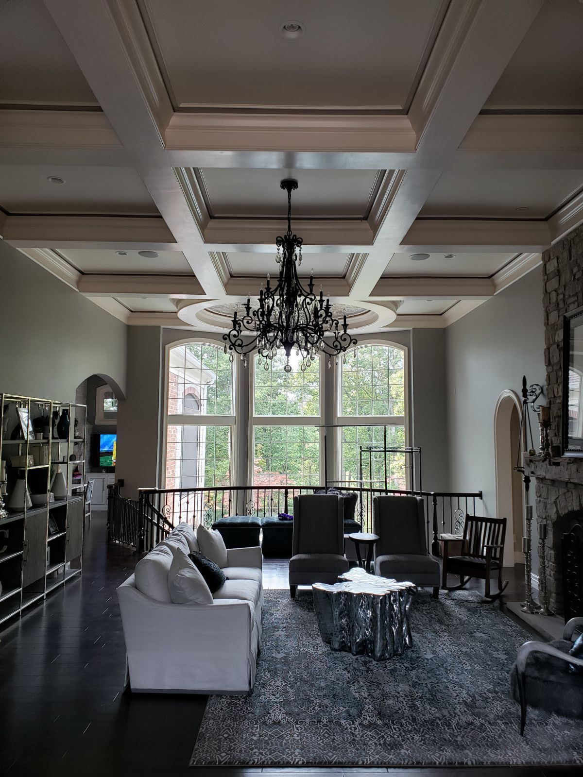 A living room with a chandelier hanging from the ceiling