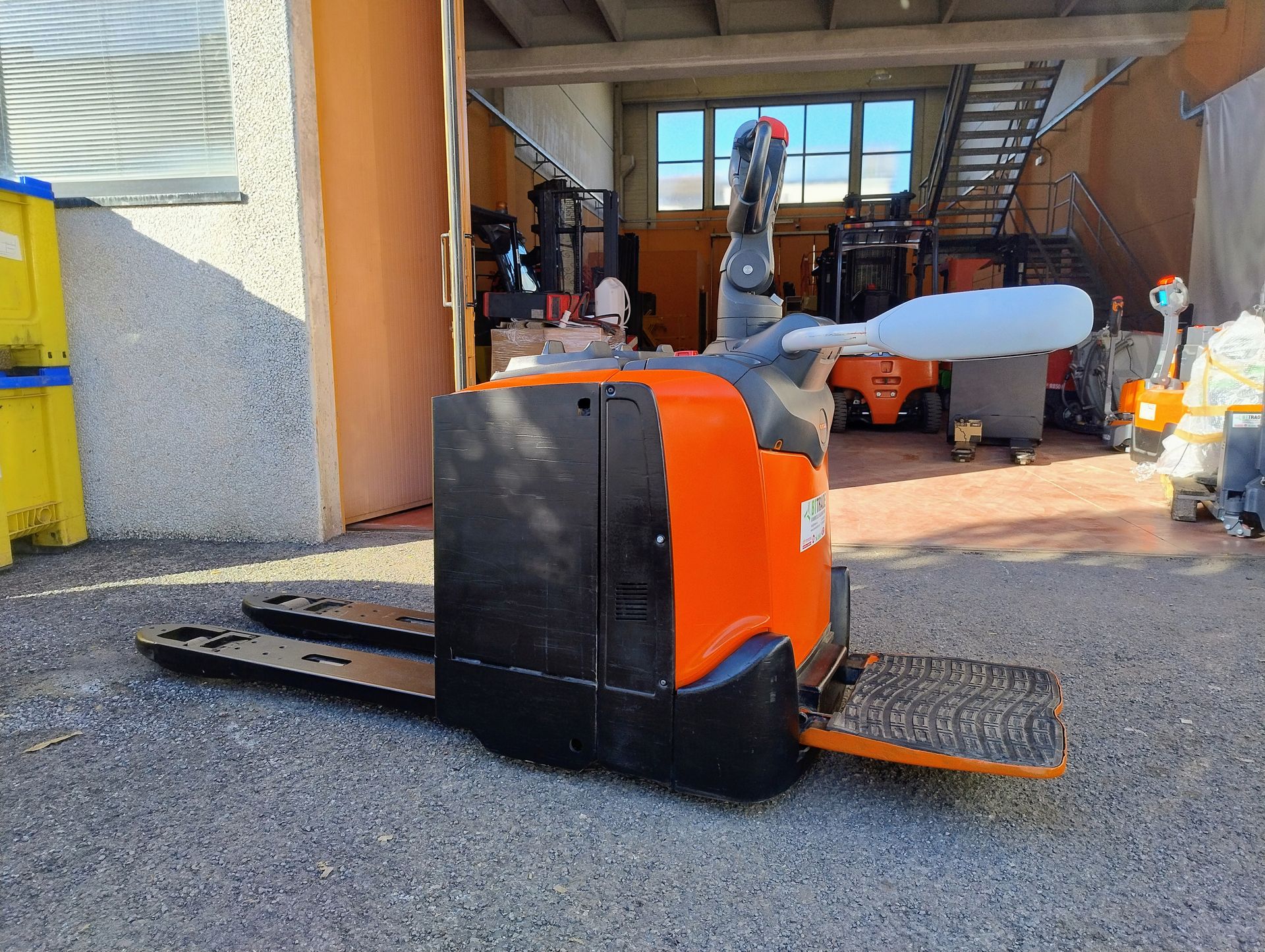 Quando si tratta di movimentazione merci e gestione del magazzino, la scelta del carrello elevatore