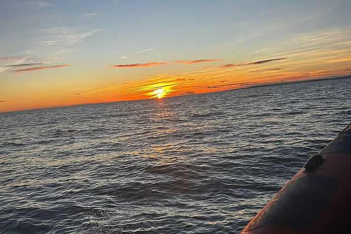 Coucher de soleil doré sur la mer près de Portimão – Croisière au coucher du soleil vers Benagil et la côte de l’Algarve.