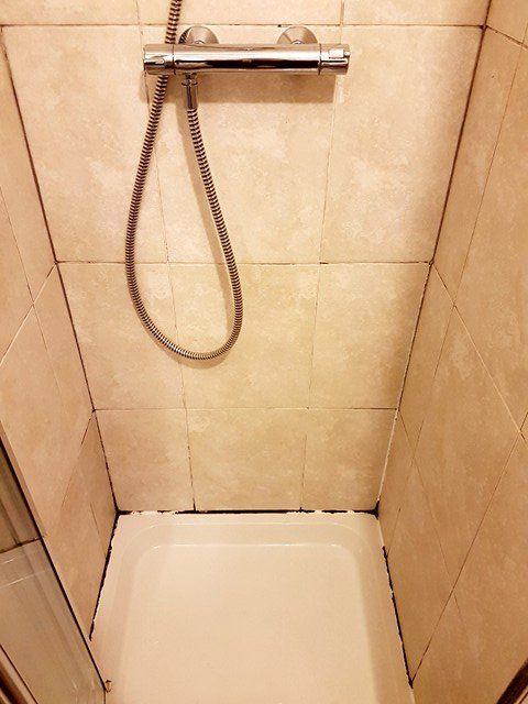 Shower Cubicle Tile and Grout Cleaning and Sealing