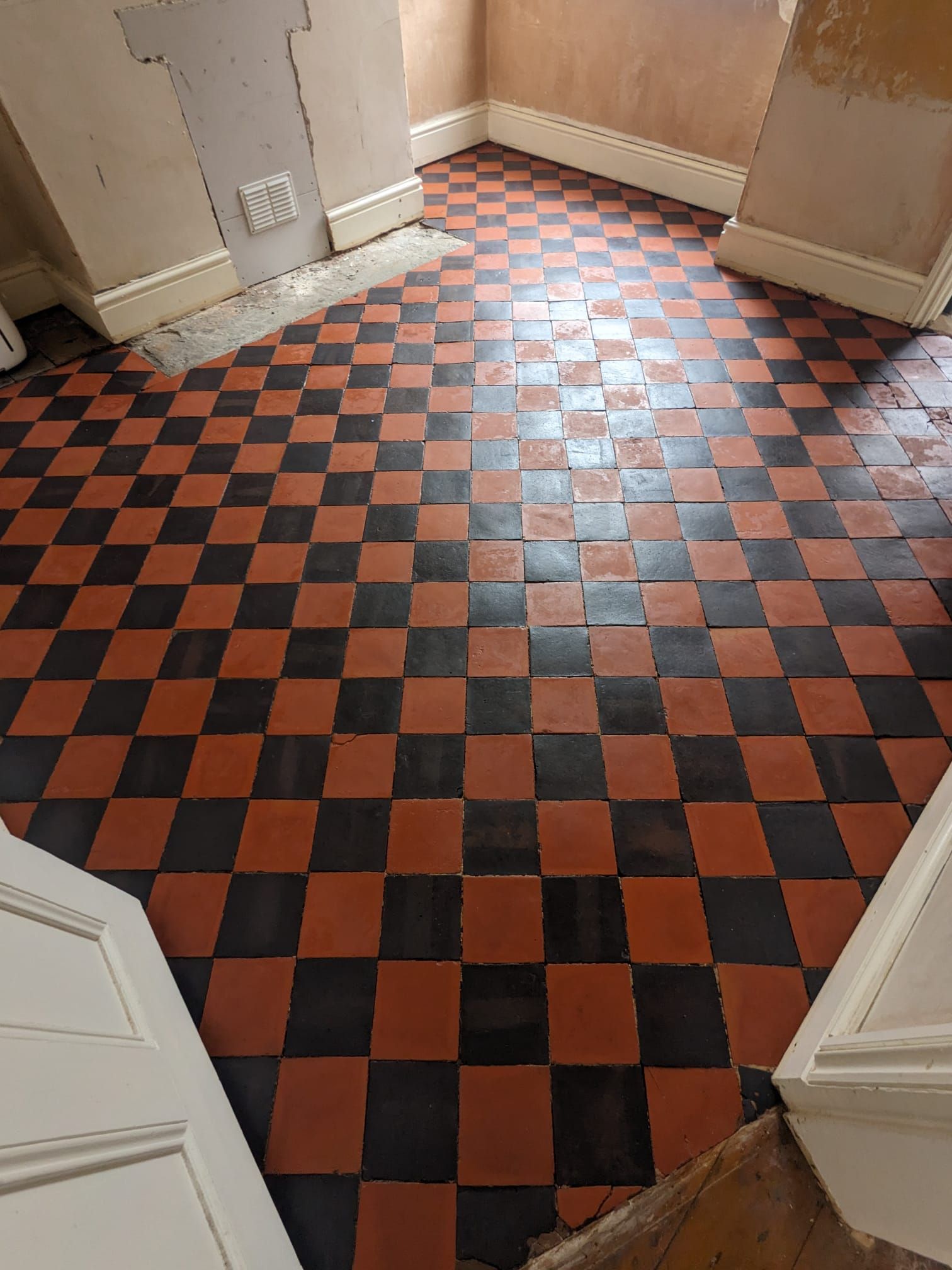 Quarry floor tiles restoration in Stockport, deep cleaning, self-levelling compound removal, concrete removal, sealing with a colour-enhancing impregnating sealer. Greater Manchester