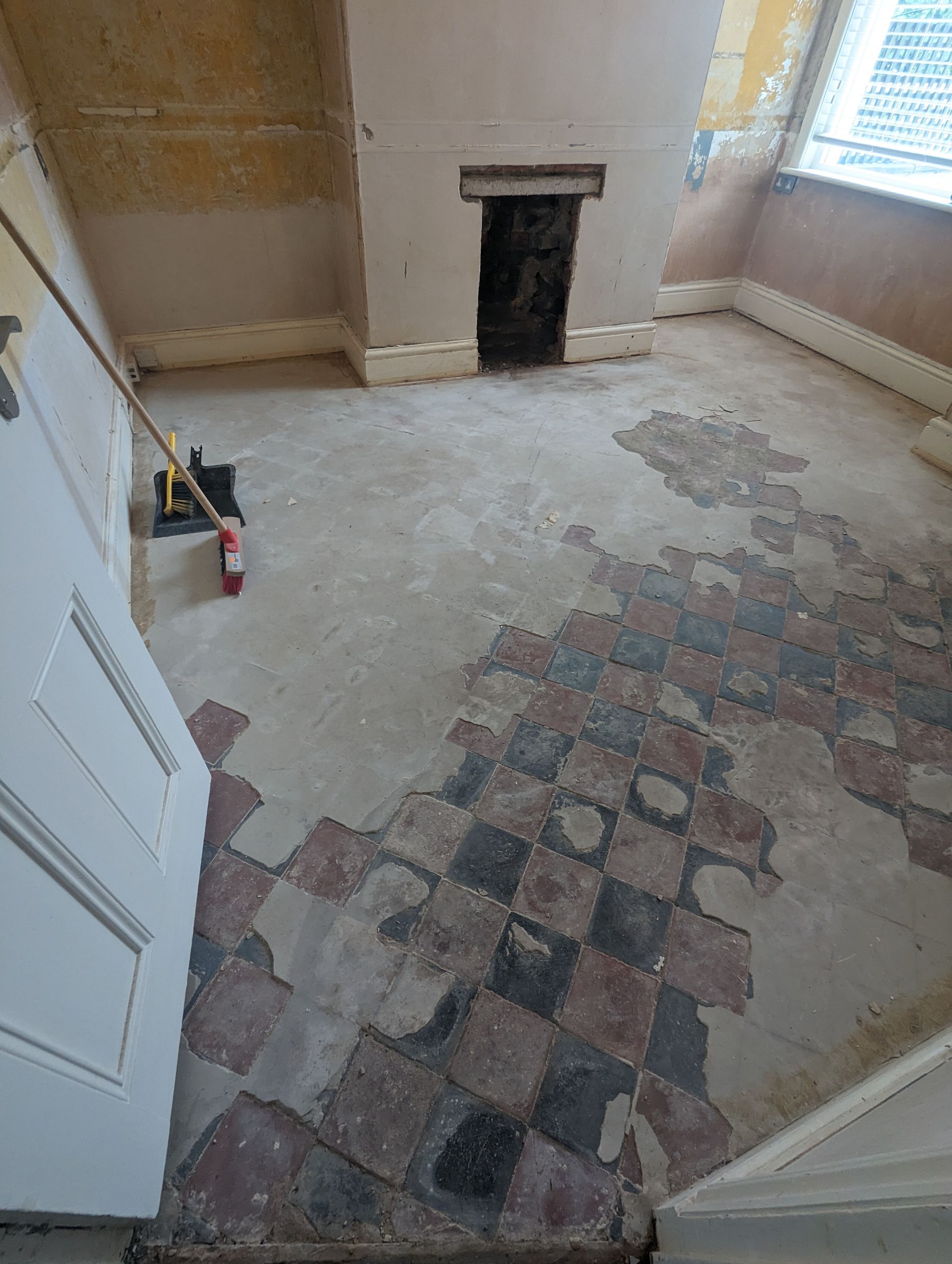 Quarry floor tiles restoration in Stockport, deep cleaning, self-levelling compound removal, concrete removal, sealing with a colour-enhancing impregnating sealer. Greater Manchester