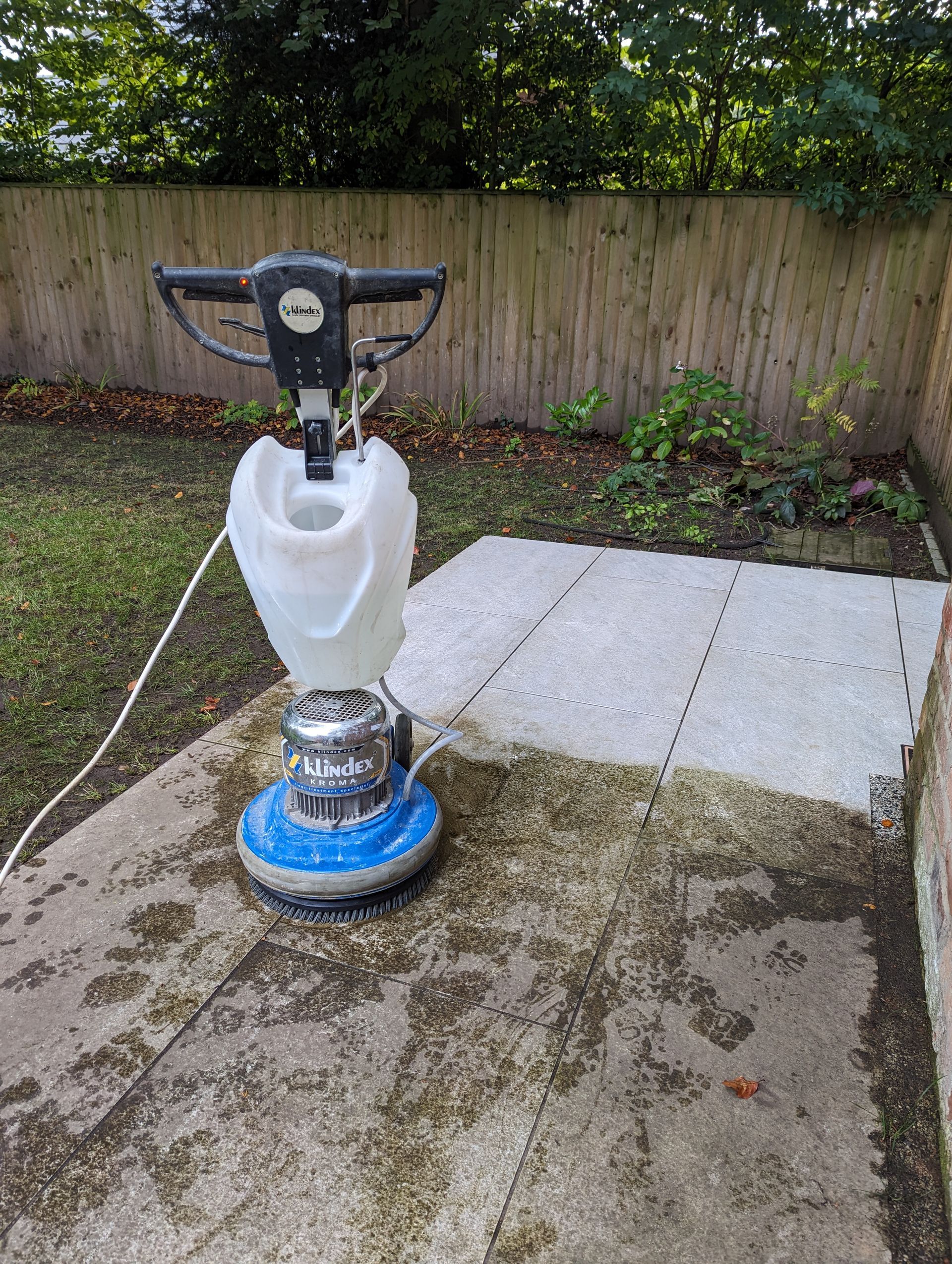 Patio deep cleaning, alderley edge
tile-grout-cleaning-before-after
Comparison of muddy, algae-cover