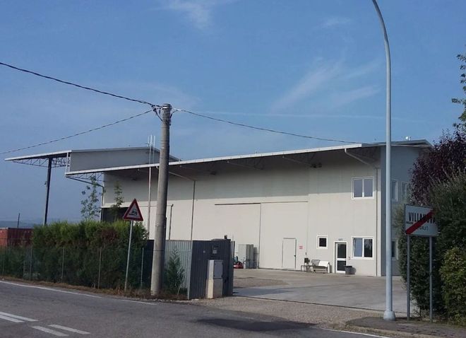 Una scrivania con un computer e una stampante sopra