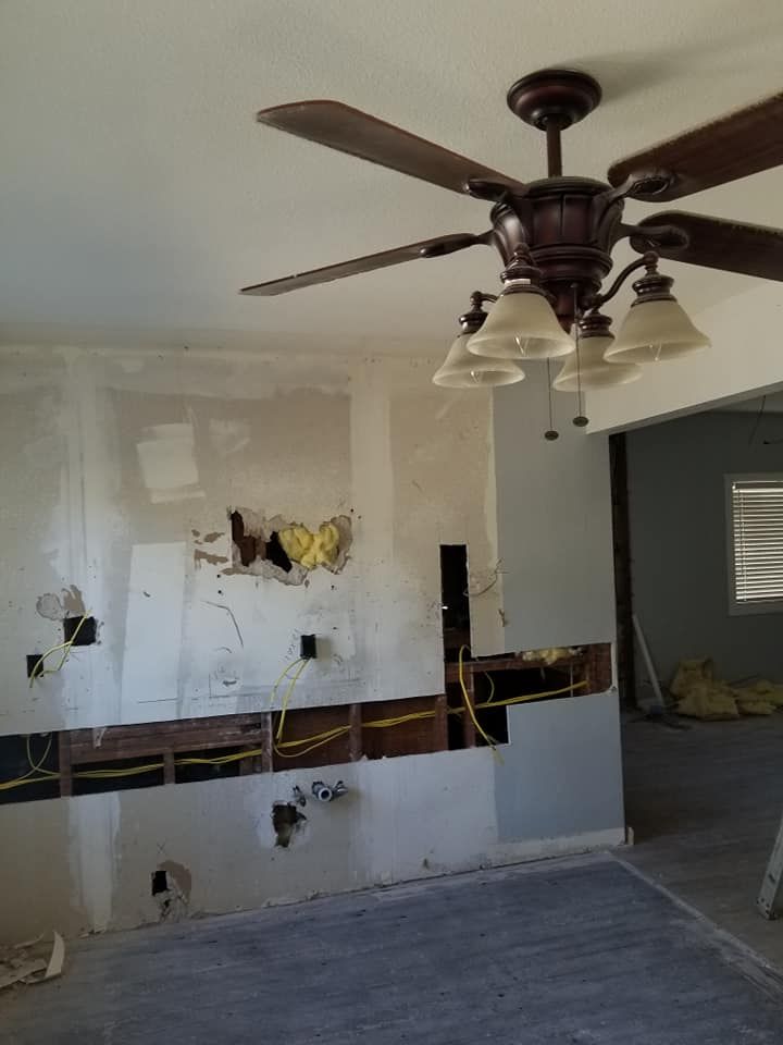 A ceiling fan is hanging from the ceiling of a room.