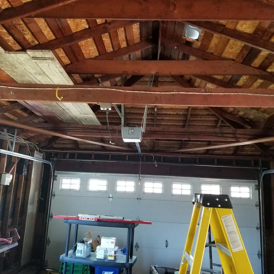 A garage with a ladder in the middle of it