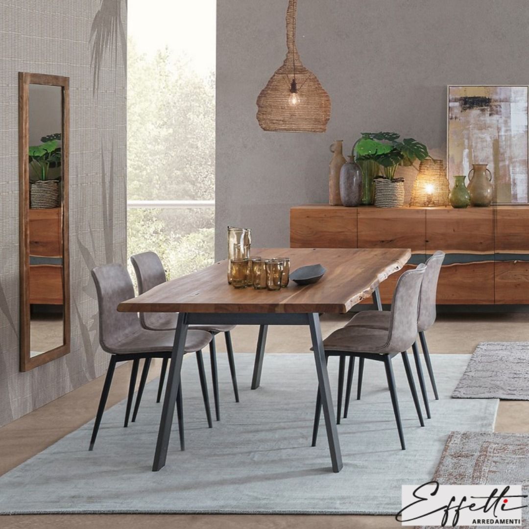 Cucina moderna con finiture in legno e pietra, pensili lineari ed elettrodomestici integrati.