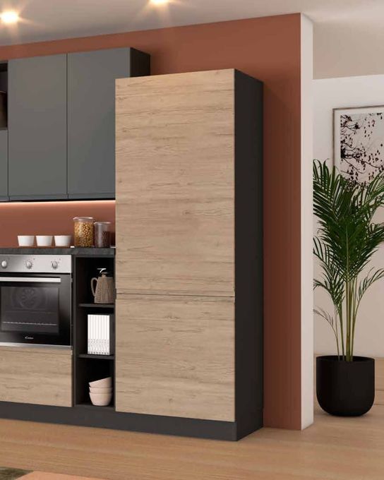 Dettaglio di composizione d'arredo su misura con vani a giorno e finiture raffinate.