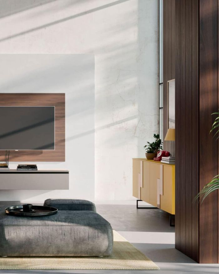 Zona pranzo contemporanea con tavolo su misura e sedie in stile italiano.