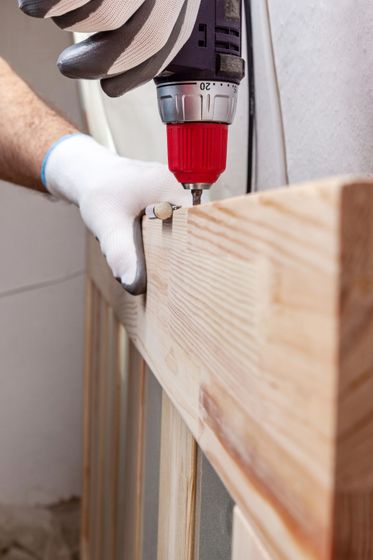 Consulenza d'arredo in showroom con campioni di materiali, cataloghi e progettazione condivisa con i clienti.