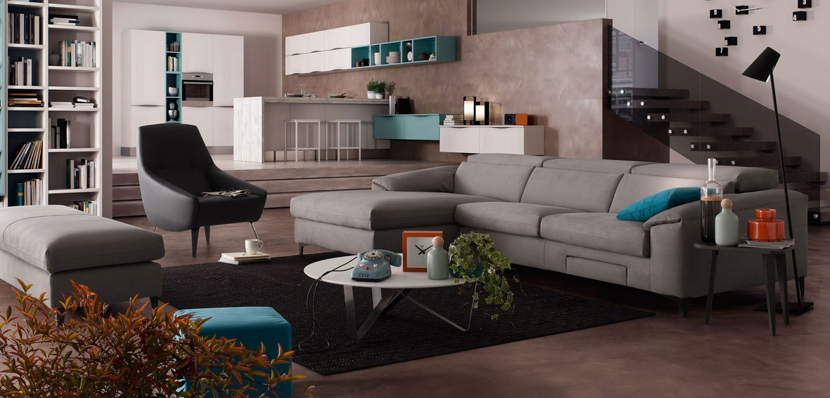 Cucina moderna con finiture in legno e pietra, pensili lineari ed elettrodomestici integrati.