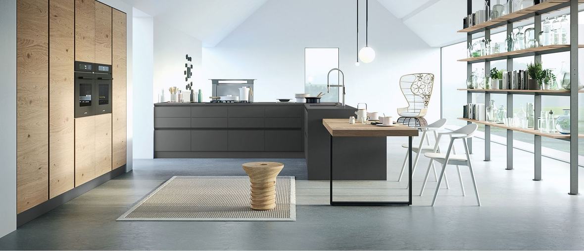 Cucina moderna con finiture in legno e pietra, pensili lineari ed elettrodomestici integrati.