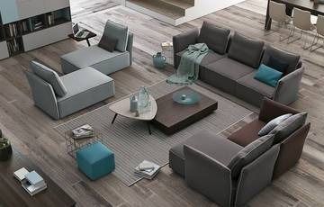 Camera da letto elegante con armadiatura su misura e complementi coordinati.