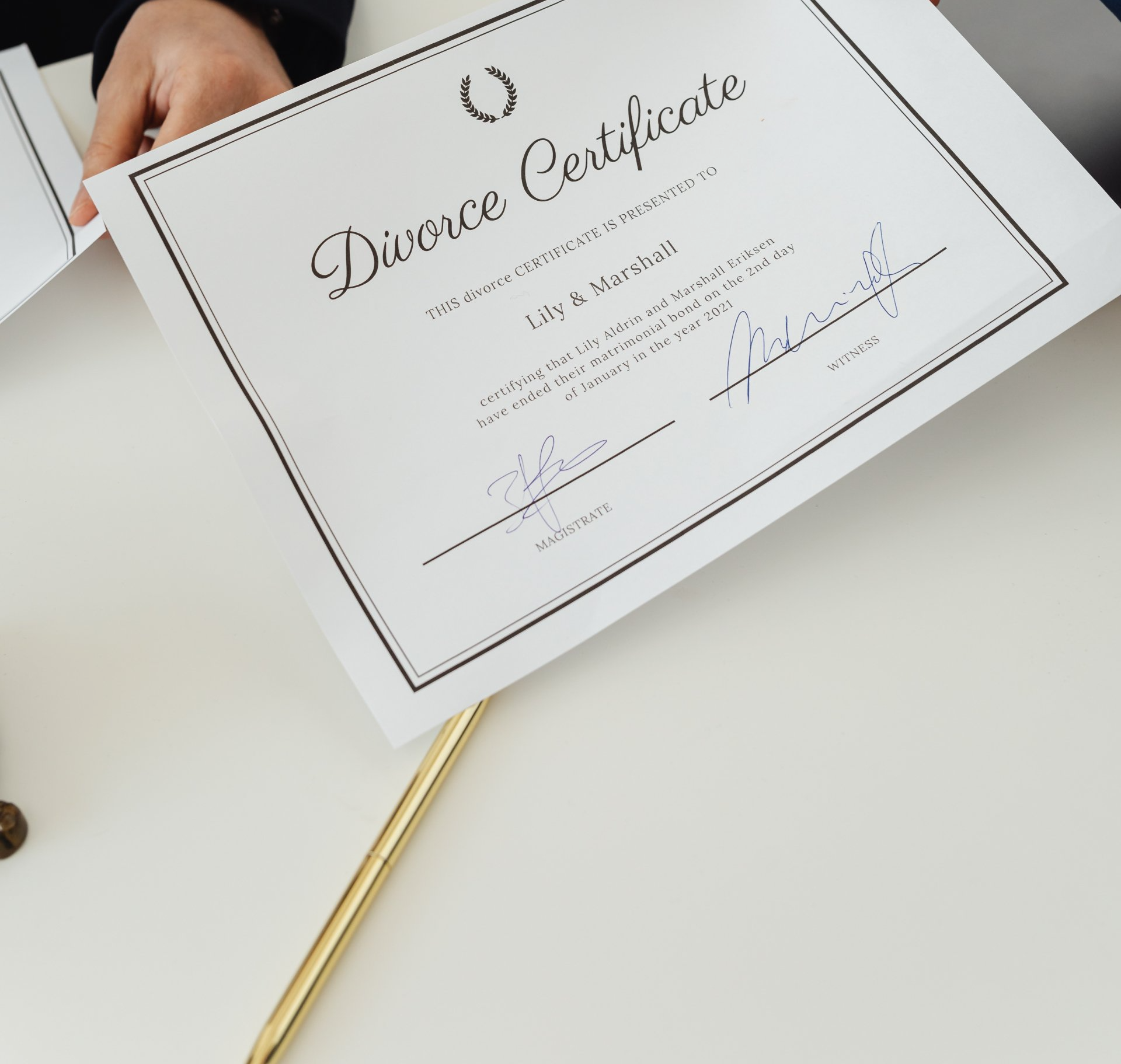 一個人在桌子上拿著離婚證