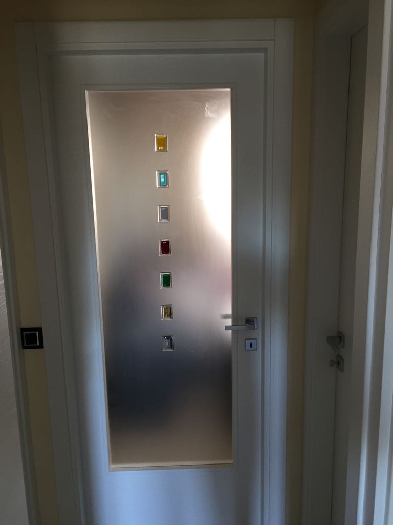 Porta con vetri colorati