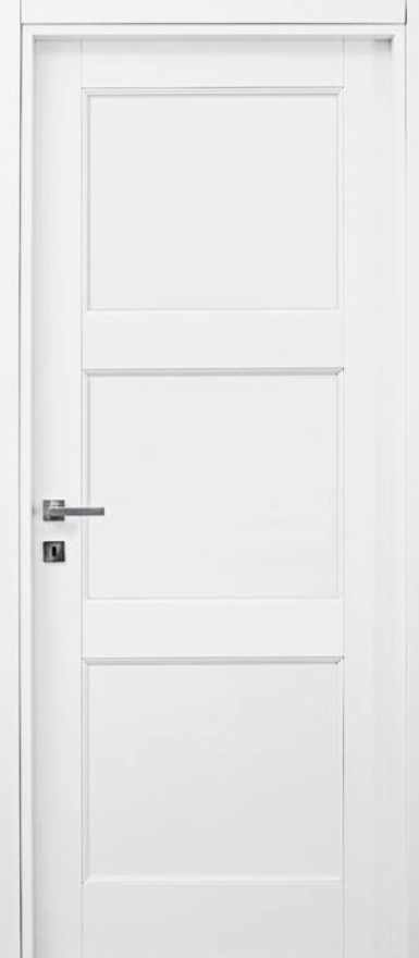 Porta interna bianca con maniglia argentata e tre pannelli in vetro satinato