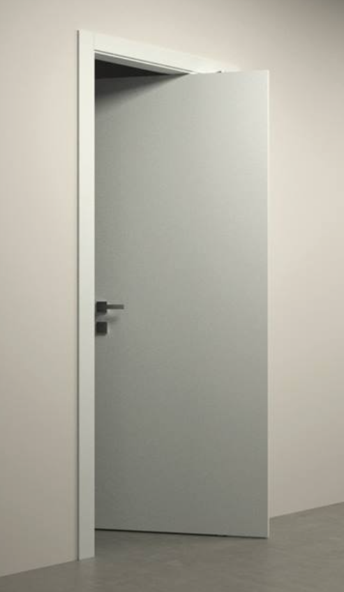 Porta bianca parzialmente aperta in un corridoio interno spoglio.