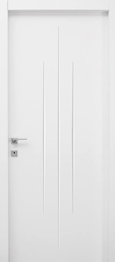 Porta interna bianca con maniglia argentata e scanalature verticali sul pannello.