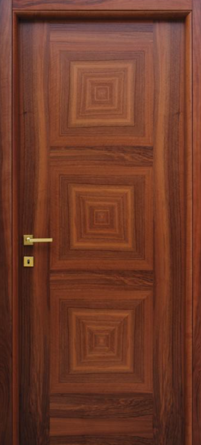 Porta d'ingresso in legno con pannelli geometrici e maniglia in ottone.