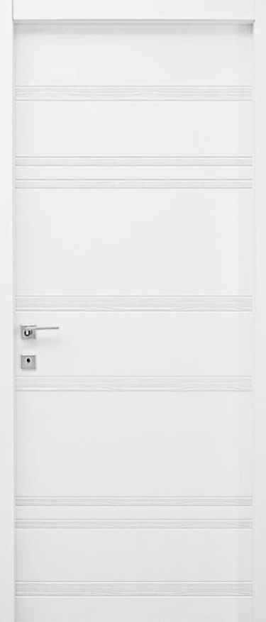 Porta interna bianca con scanalature orizzontali e serratura con maniglia argentata.