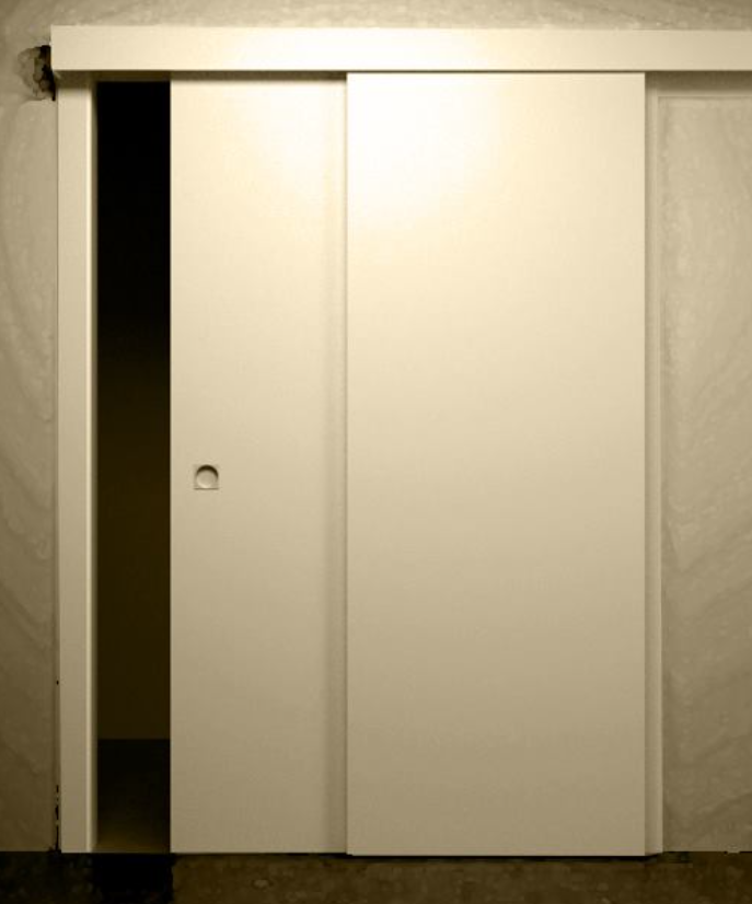 Porta scorrevole bianca chiusa in una parete beige, leggermente aperta sul lato sinistro.