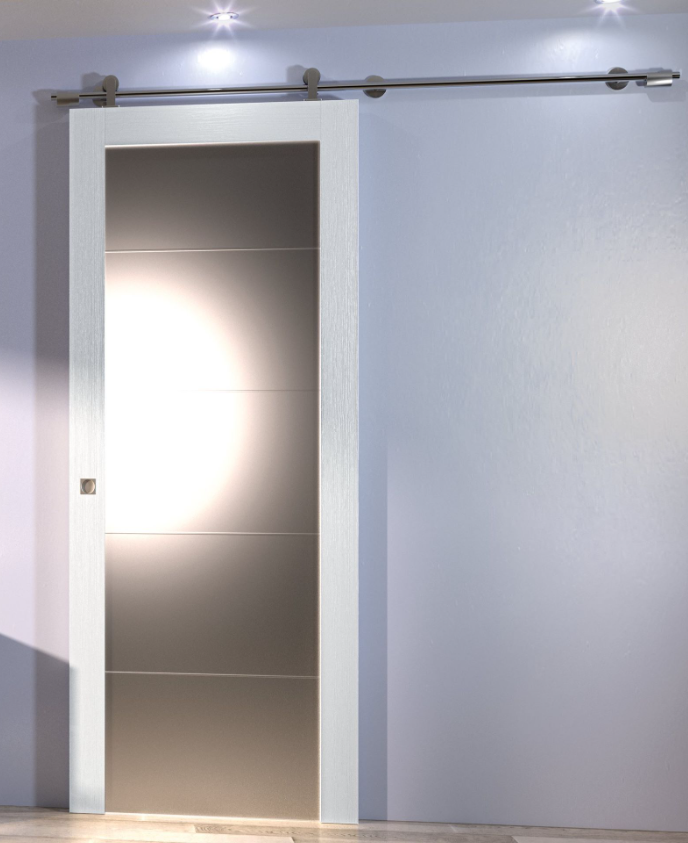 Interno moderno con porta in vetro satinato e binario scorrevole in stile fienile su una parete grigio chiaro.