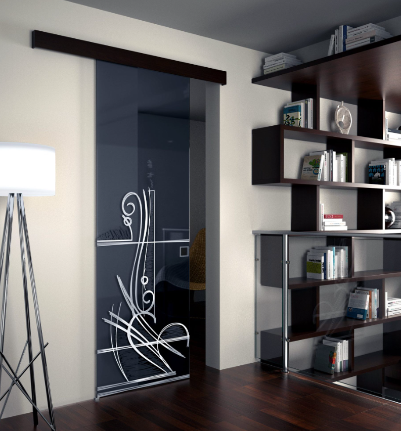 Soggiorno moderno con pavimento in legno scuro, porta in vetro, lampada a treppiede e mobile con scaffali neri.