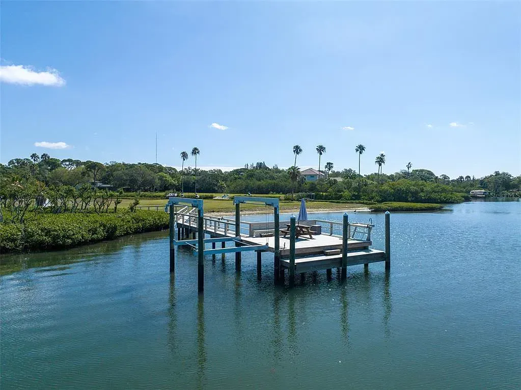 A boat is docked at a dock in the middle of a lake.