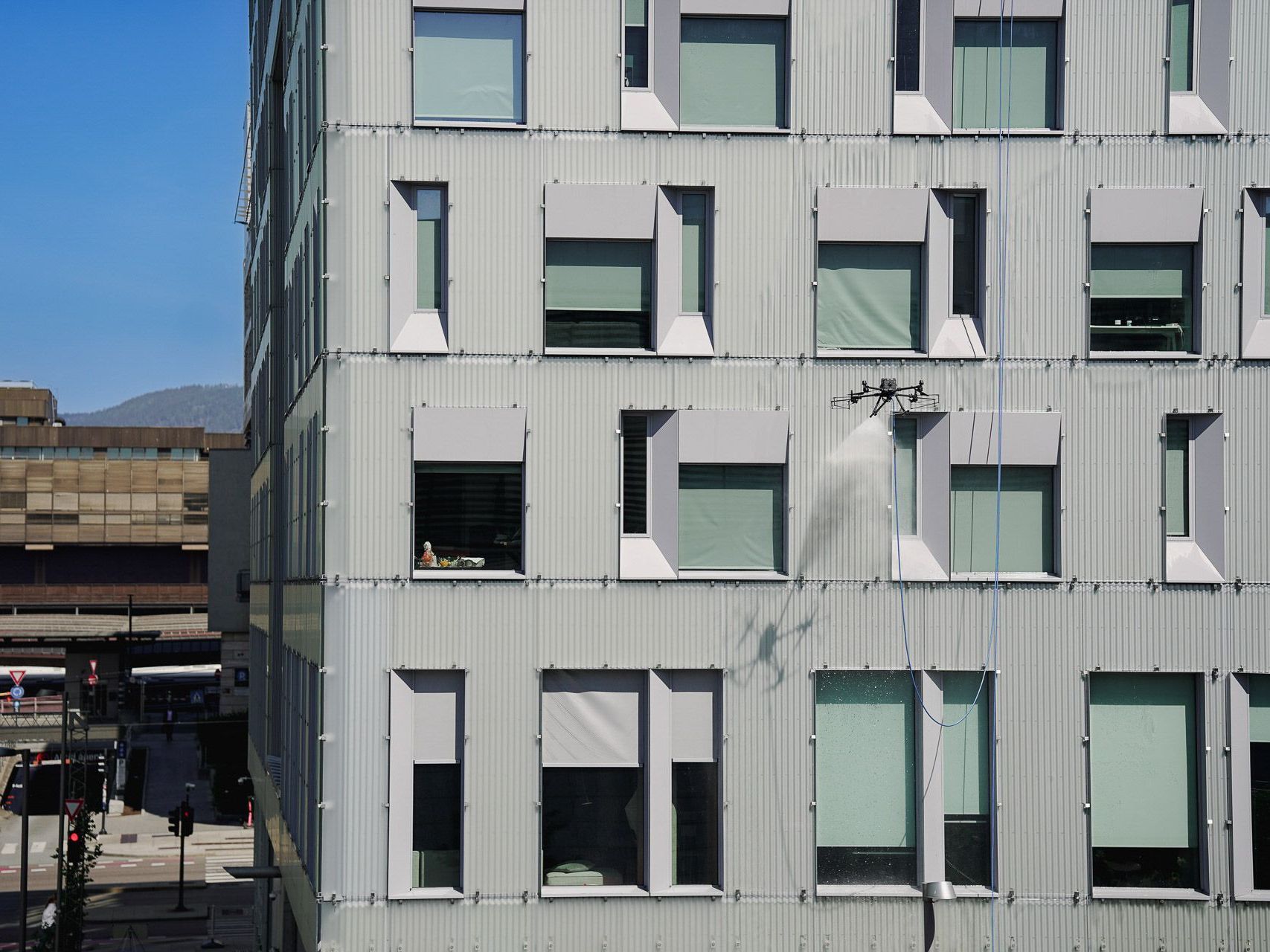 En drone med et kamera festet til sitter på bakken