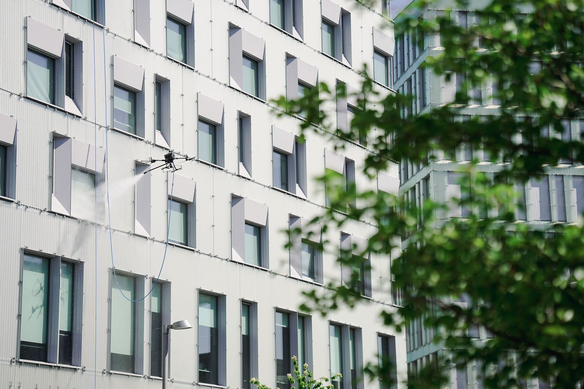 En drone med et kamera festet til sitter på bakken