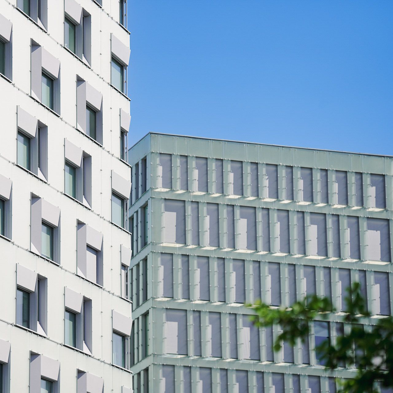 Ser opp på en stor bygning med en blå himmel i bakgrunnen